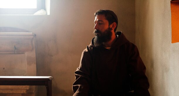 Вдохновляющая история Шайи ЛаБафа: Киноафиша приглашает на закрытый показ фильма «Молодой Папа» 