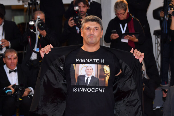 Итальянский режиссер пришел на Венецианский кинофестиваль в футболке «Вайнштейн невиновен»