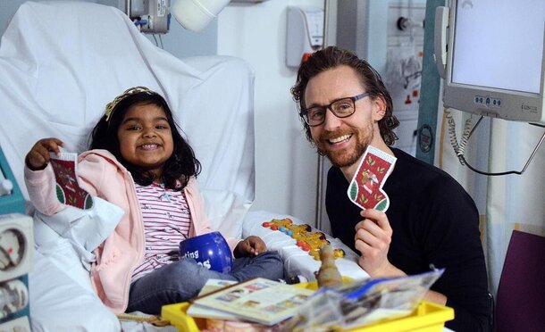 Фото: Том Хиддлстон проведал больных детей в лондонском госпитале