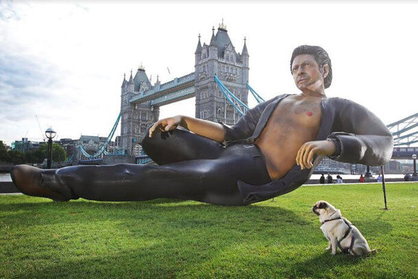 25 лет «Парку Юрского периода»: Гигантская статуя Джеффа Голдблюма появилась в Лондоне