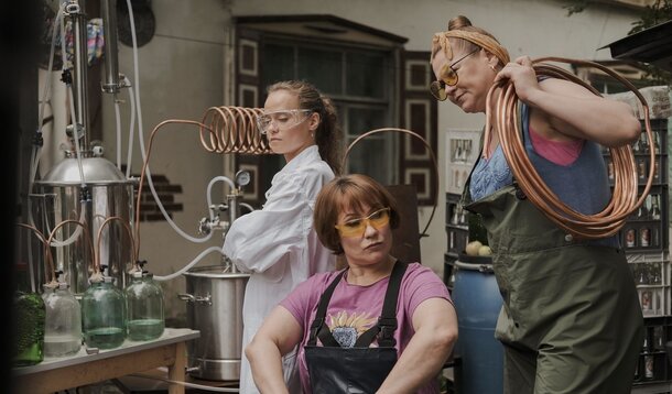 Уволенные с ликероводочного завода женщины запускают свой бизнес в трейлере сериала «Повышая градус»