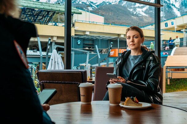 Рината Тимербаева мошенничает и шпионит в трейлере комедийного сериала «Красная Поляна»