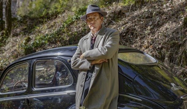 Детектив Клайв Оуэн ведет новое дело во Франции в трейлере сериала «Месье Спейд»