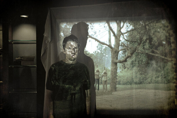 Режиссер Скотт Дерриксон показал пугающий постер хоррора «Черный телефон» с Итаном Хоуком 