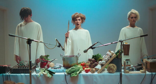 Еда и искусство сливаются воедино в трейлере эксцентричного фильма «Извержение вкуса»