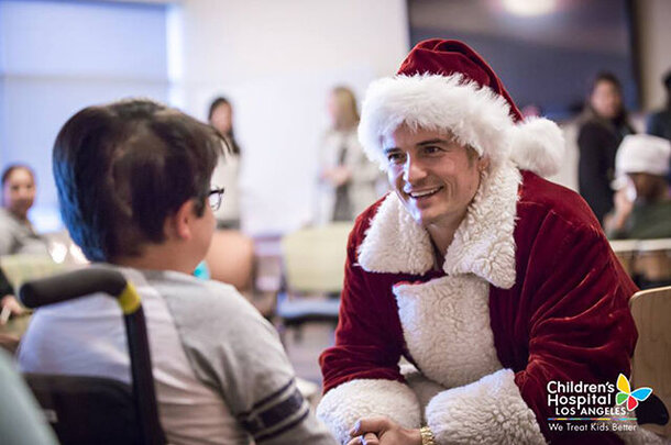 Орландо Блум навестил детскую больницу в костюме Санта-Клауса