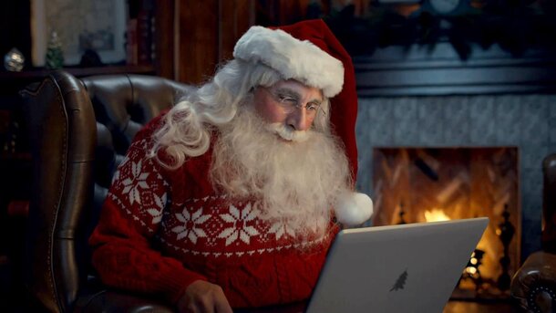 Стив Карелл перевоплотился в Санта-Клауса в рекламной короткометражке ко Дню благодарения
