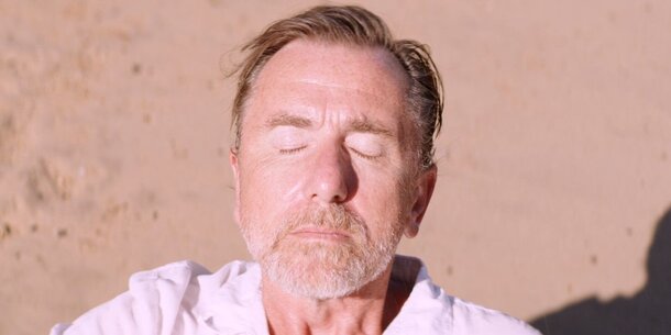Тим Рот принимает солнечные ванны на кадрах из предстоящей драмы «Закат»