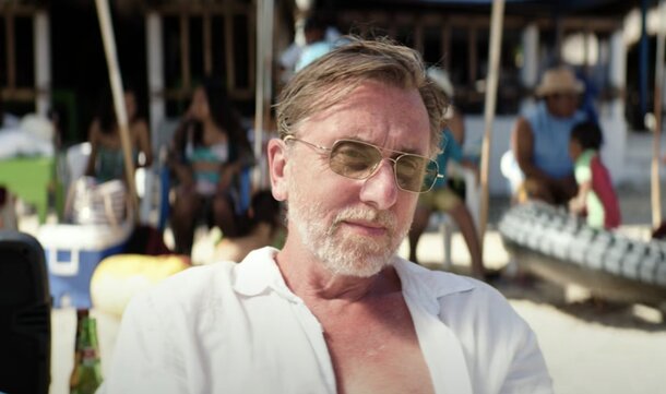 Отдыхающего на пляже Тима Рота ожидает нечто страшное в трейлере загадочного фильма «Закат»