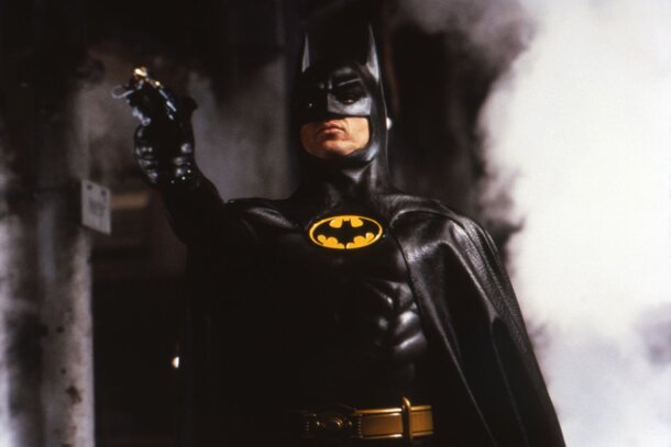 Режиссер «Флэша» Энди Мускетти показал фото с окровавленным костюмом Бэтмена 