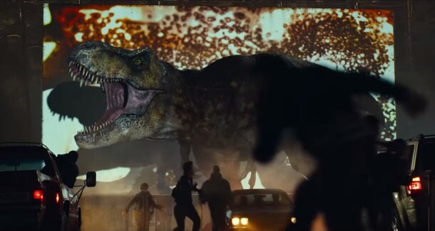 Тираннозавр врывается в кинотеатр под открытым небом в пятиминутном прологе к «Миру Юрского периода: Господство»