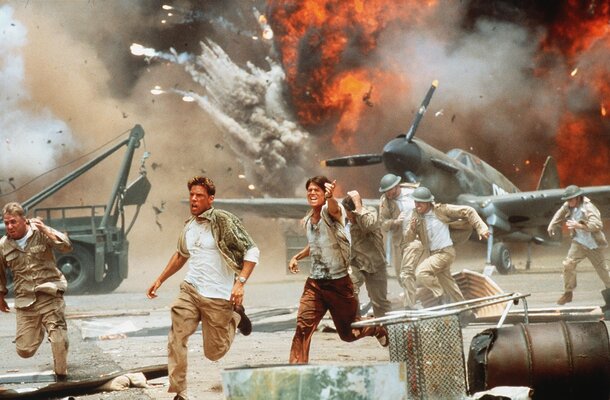 Майкл Бэй настаивает, что взрыв в фильме «Перл-Харбор» масштабнее, чем в «007: СПЕКТР»