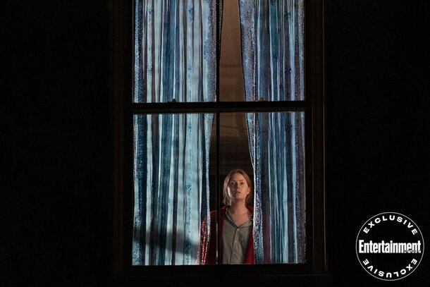 Режиссер Джо Райт наконец готовится выпустить свой триллер «Женщина в окне»