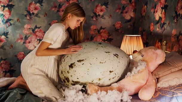 Робкая девочка выращивает у себя в комнате птицеподобного монстра в трейлере финского хоррора «Скрежет»