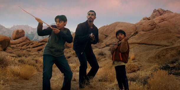 Риз Ахмед пытается спасти своих сыновей от сверхъестественной угрозы в трейлере фильма «Столкновение»
