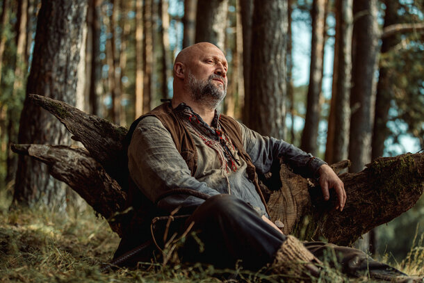 Ушлый финансовый коуч сбегает в лес к Гоше Куценко в трейлере сериала «Хутор»