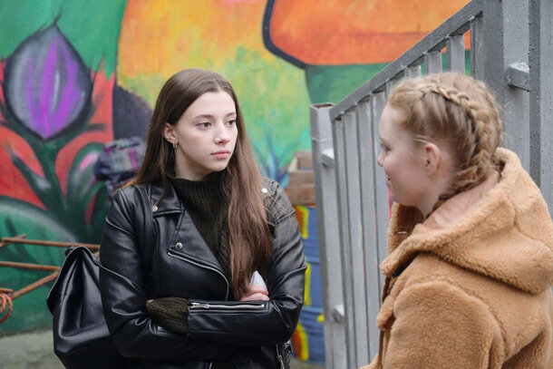 Две сестры взрослеют и преодолевают проблемы в трейлере третьего сезона сериала «Сама дура»