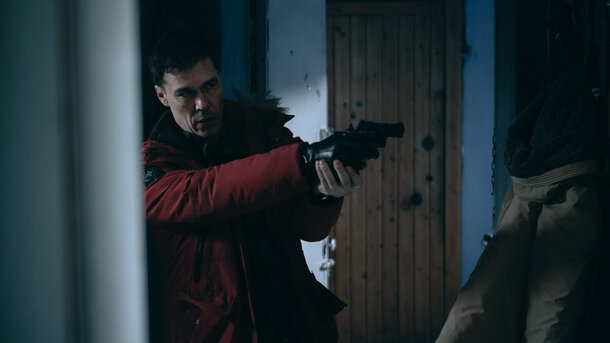 Бескомпромиссный полицейский выслеживает маньяка в трейлере российского сериала «Замерзшие»