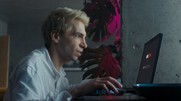 Геймер Даниил Вахрушев играет в смертельную игру в трейлере триллера «Одна жизнь»