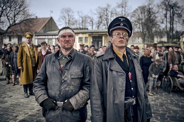 Клад, нацисты и два мстителя: Netflix представил трейлер комедийного боевика «Кровь и золото» 