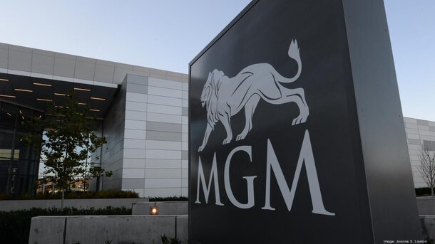 Netflix и Apple сражаются за покупку легендарной студии MGM — а также за права на «бондиану» 