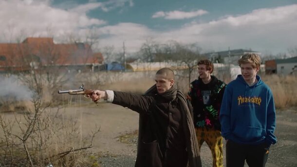Подростки возрождают традицию дуэлей на пистолетах в трейлере сериала «Черная весна» 