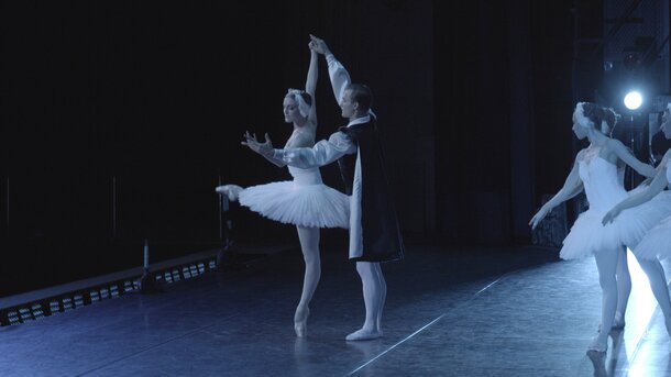 Появился первый кадр с Талией Райдер и Дайан Крюгер из байопика о балерине Джой Уомак