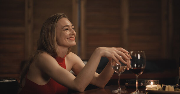 Оксана Акиньшина пьет и ведет адвокатскую практику в трейлере сериала «Неверные»