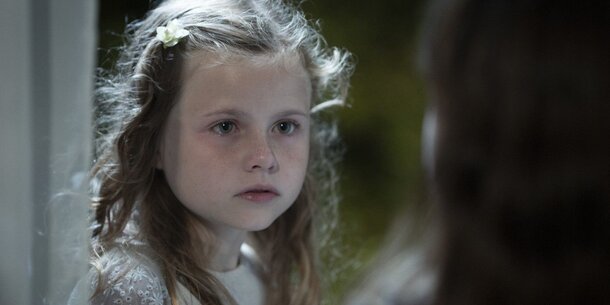 Девочка вступает в контакт с призраком в трейлере хоррора «Переулок мучеников»