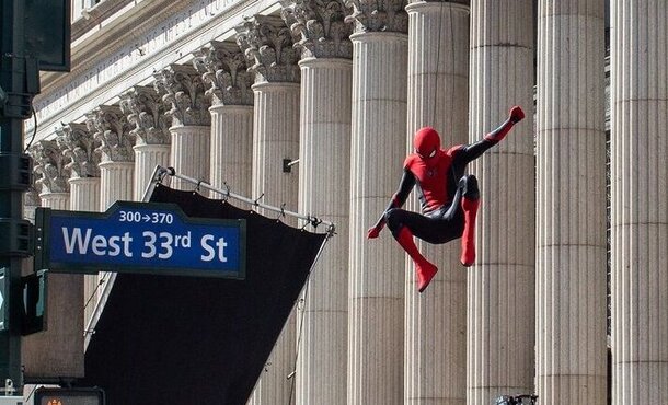 Том Холланд примерил новый черный костюм Человека-паука на фото со съемок в Нью-Йорке