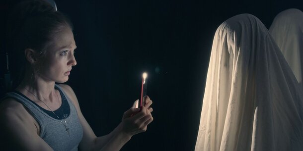 Девушка переживает страшные видения и теряет связь с реальностью в трейлере фильма ужасов «В одиночестве с тобой»