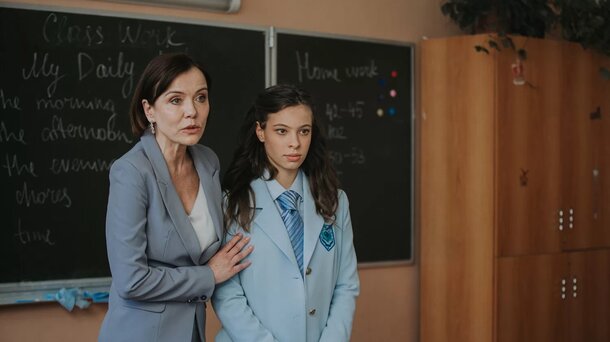 Школьница Ника Жукова спасается от травли благодаря музыке в трейлере сериала «Плакса»