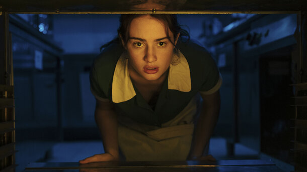 Девушка Ана оказывается втянута в страшную войну между мужчинами и женщинами в трейлере фильма «Сигнал бедствия» 