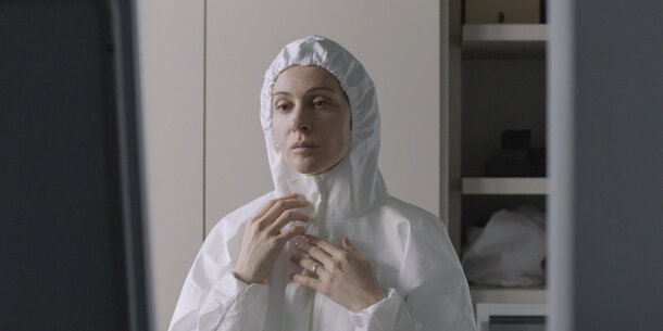 Ксения Раппопорт проявляет сострадание к больному мигранту в трейлере драмы «На близком расстоянии»