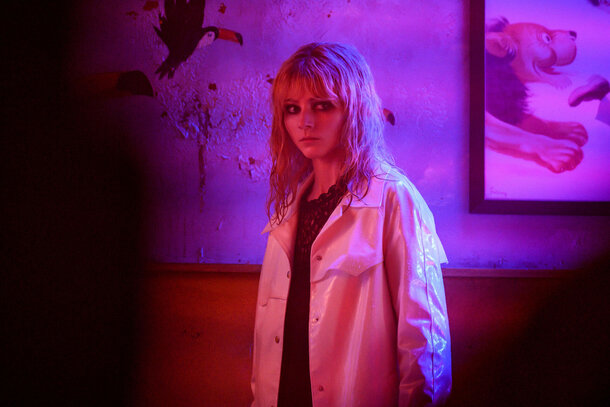 Зловещая Аня Тейлор-Джой завладевает жизнью Томасин МакКензи в первом трейлере «Прошлой ночью в Сохо»