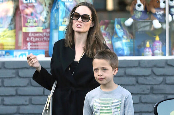 Анджелина Джоли гуляет с детьми и наслаждается жизнью вместо лечения в психиатрической клинике