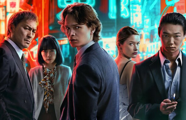 Журналист Энсел Элгорт раскрывает криминальный заговор в трейлере второго сезона «Полиции Токио»