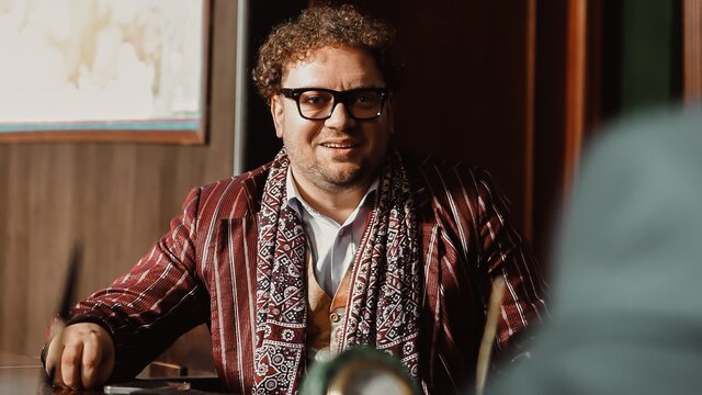 Борис Дергачев ставит Шекспира на сцене тюрьмы в трейлере сериала «Театральная зона»