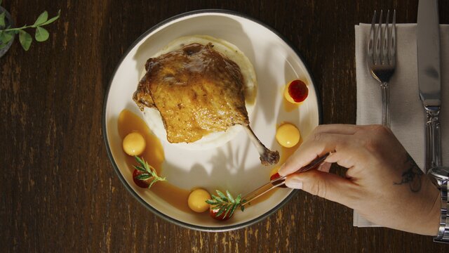 Шеф-повара из Сочи творят искусство в трейлере третьего сезона документального сериала «Тонкий вкус»