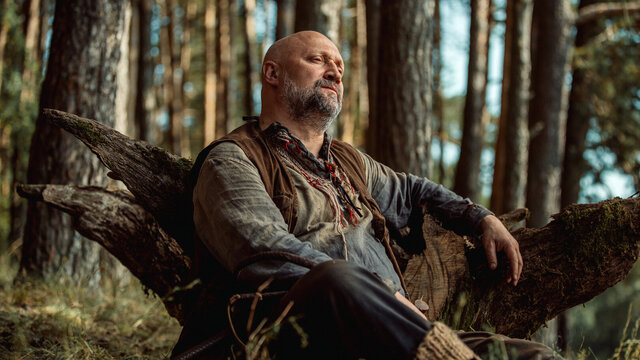 Ушлый финансовый коуч сбегает в лес к Гоше Куценко в трейлере сериала «Хутор»
