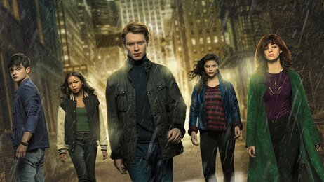 Миша Коллинз расследует убийство Бэтмена в трейлере сериала «Рыцари Готэма»