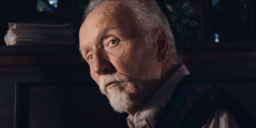 Тобин Белл защищает детей от черноглазых пришельцев в трейлере фильма «Впусти нас»