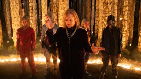 Тюрьма внутри секты, приговор от ИИ и опасное изобретение: 4 новых фильма, которые уже вышли в хорошем качестве