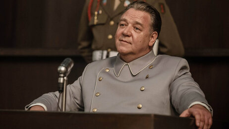 Нелепый фарс вместо глубокой драмы: военная новинка с Расселом Кроу сперва кажется комедией – но затем превращается в фальшивку