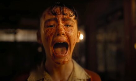 Пеннивайз терроризирует детей в терйлере сериала «Оно: Добро пожаловать в Дерри»