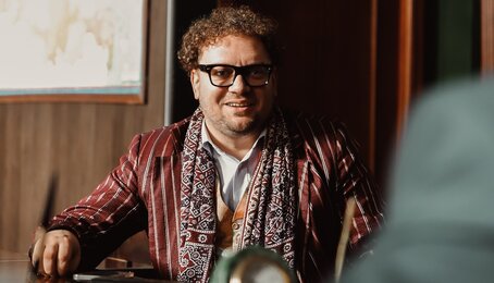 Борис Дергачев ставит Шекспира на сцене тюрьмы в трейлере сериала «Театральная зона»