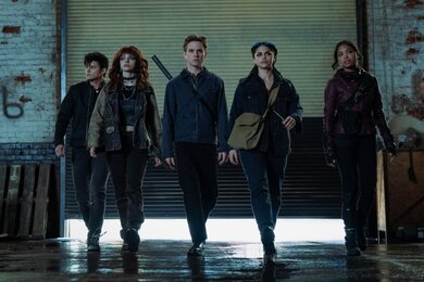 Сын Бэтмена объединяется с дочерью Джокера в трейлере сериала «Рыцари Готэма» 