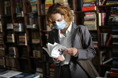 Появился новый трейлер «Безумного кино для взрослых» — фильм получил главный приз Берлинского кинофестиваля Появился новый трейлер «Безумного кино для взрослых» — фильм получил главный приз Берлинского кинофестиваля