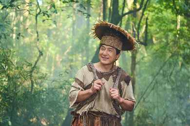 Джеки Чан спасает медвежонка в трейлере комедийного боевика «Операция “Панда”. Дикая миссия»