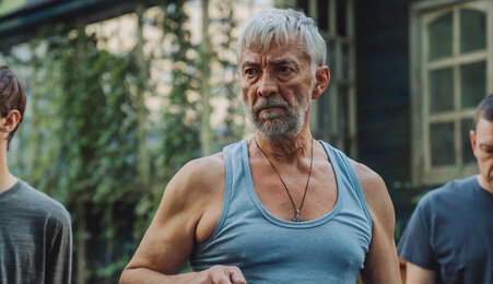 «Против всех»: как снимали комедийный сериал о борьбе дружной семьи с наглым застройщиком